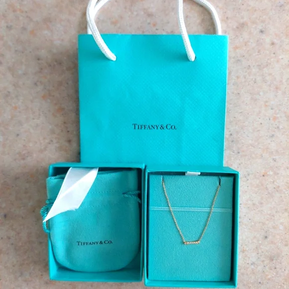 Tiffany & Co Fleur De Lis Keybar Pendant Necklace 18k Yellow Gold 16 inches - Picture 1 of 9